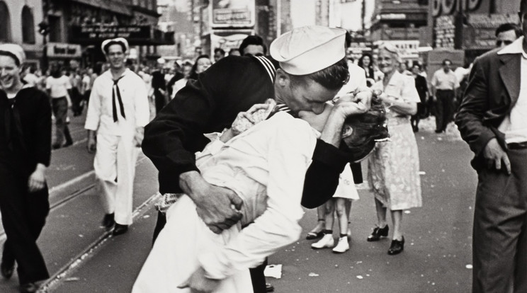 A II. világháború végének legendás jelenet volt, amint egy amerikai matróz lekapta az elé siető ápolónőt, Albert Eisebstaedt fotóján,amely olyan híres lett, hogy a mozzanatról szobor is készült, amely New Yorkban áll a Times Squaer-en/Fotó:Profimedia Reddot