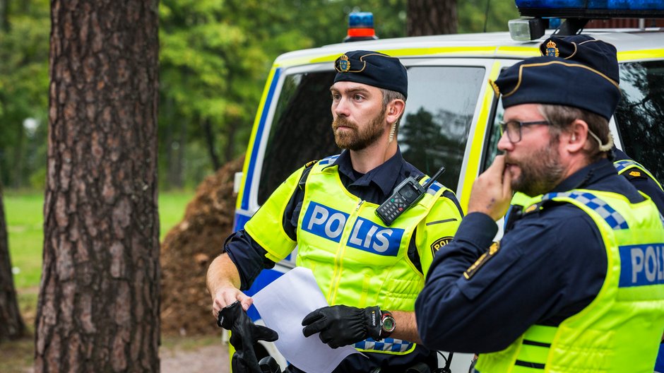 Szwedzcy policjanci obstawiają wiec Szwedzkich Demokratów