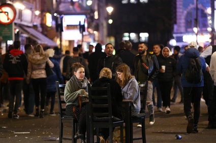 Tłumy na angielskich ulicach po wcześniejszym zamykaniu pubów. Decyzja rządu budzi kontrowersje