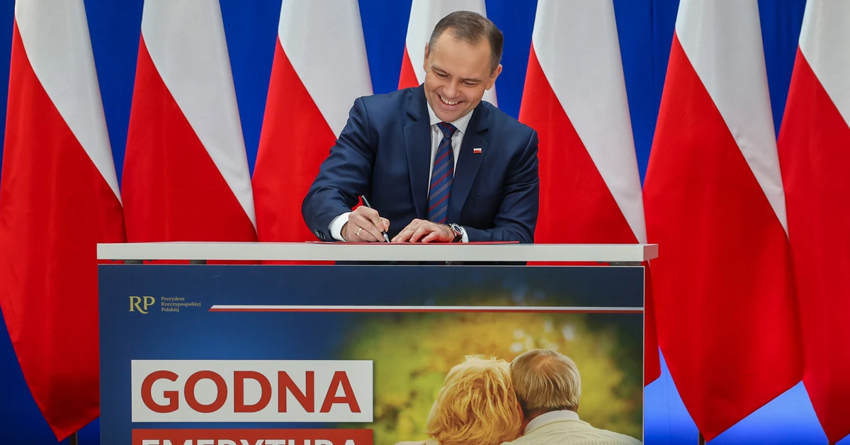 Godna emerytura: Czy emeryci dostaną więcej pieniędzy? Nowa ustawa od prezydenta Nawrockiego