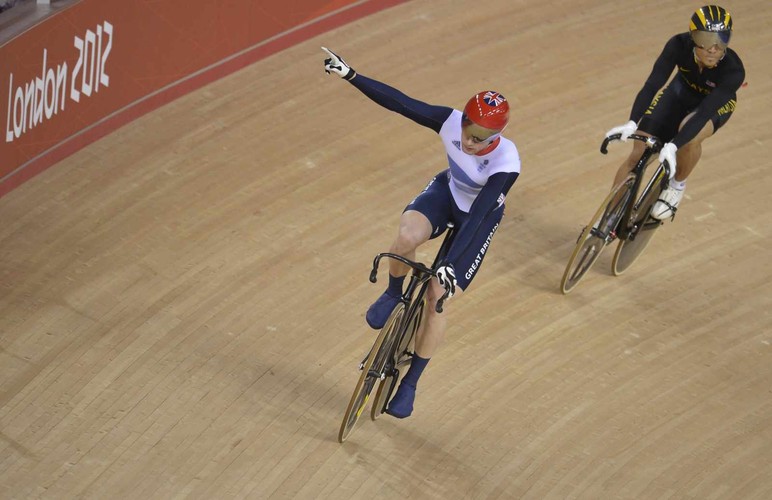 Brytyjczyk Jason Kenny zdobył złoty medal olimpijski w sprincie w kolarstwie torowym. W finale pokonał 2:0 mistrza świata Francuza Gregory'ego Bauge. Brązowy medal dla Australijczyka Shane'a Perkinsa.