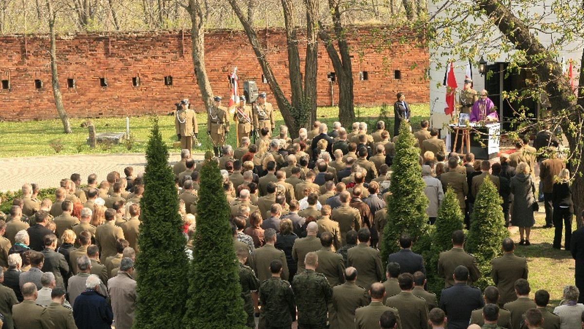 - Generał Tadeusz Buk, nasz dowódca, był prawdziwym diamentem wśród polskiej generalicji - powiedział generała dziekan Wojsk Lądowych ksiądz pułkownik Dariusz Kowalski, który odprawił dziś mszę w intencji Dowódcy Wojsk Lądowych i wszystkich 96 osób, które poniosły śmierć w wyniku katastrofy lotniczej pod Smoleńskiem.