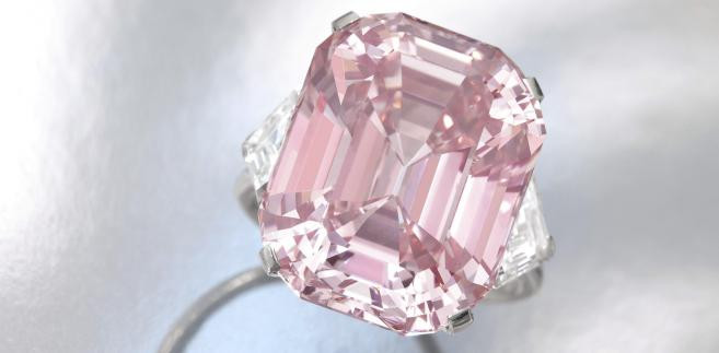 Różowy diament (2): Kamień o wadze 24,78 karata został sprzedany na licytacji w domu aukcyjnym Sotheby's w Genewie za 45,75 mln dolarów. Fot. Bloomberg.