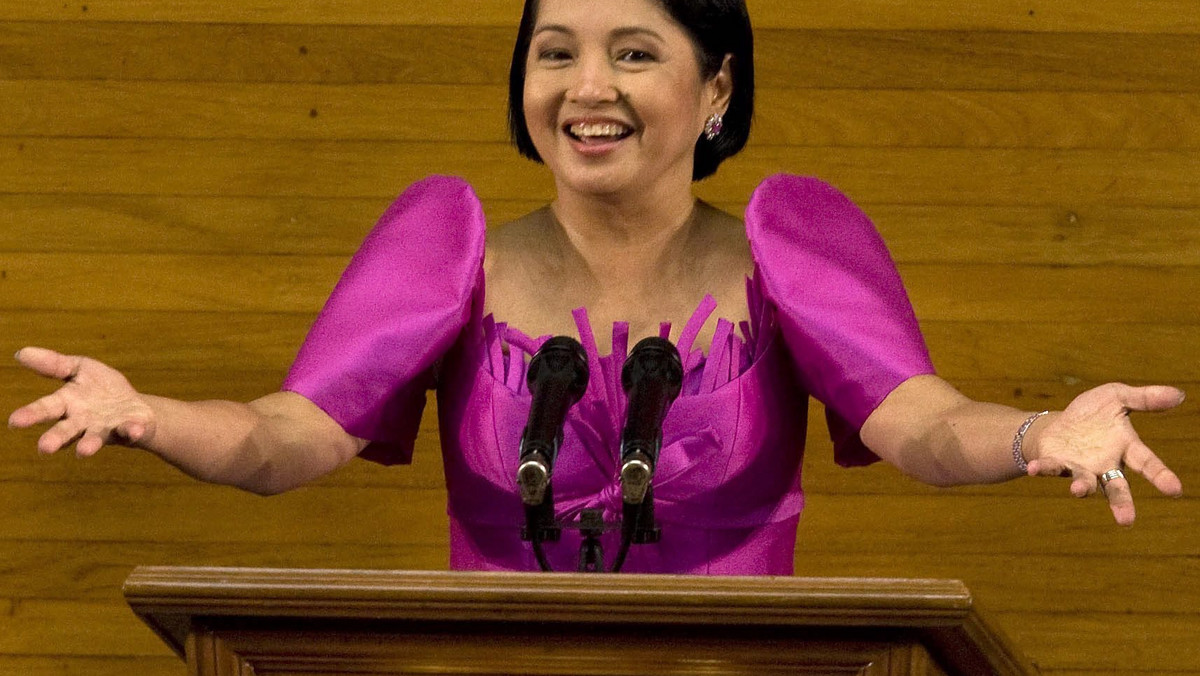 Filipiński sąd wydał dziś nakaz aresztowania byłej prezydent Glorii Macapagal Arroyo, oskarżonej o manipulacje wyborcze, mimo że Sąd Najwyższy wcześniej po raz kolejny zezwolił jej na wyjazd za granicę na leczenie.