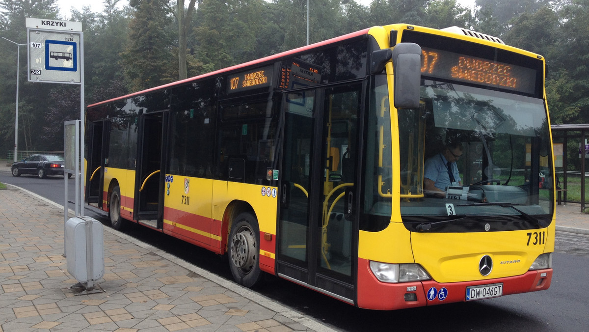 W Wigilię i święta Bożego Narodzenia na wrocławskie ulice wyjedzie mniej tramwajów i autobusów. Sporo linii pojedzie inaczej niż zwykle i szybciej zjedzie do zajezdni. Dodatkowo już jutro zostanie otwarta nowa pętla autobusowa przy ul. Racławickiej, do której dojeżdżać będą trzy linie.