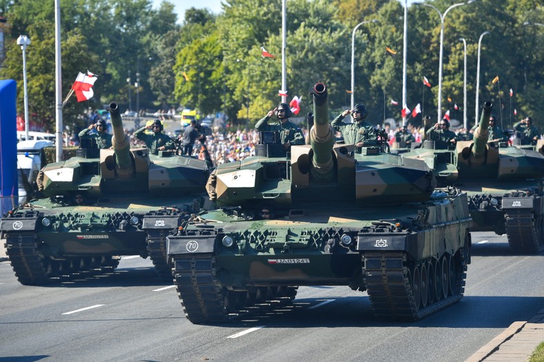 Warszawa, 15.08.2023. Czołgi pancerne Wilk na defiladzie 