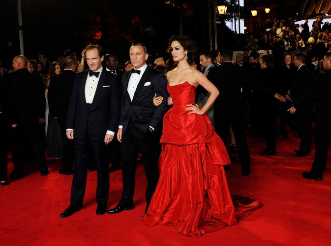 Ralph Fiennes, Daniel Craig i Berenice Marlohe na premierze 'Skyfall'