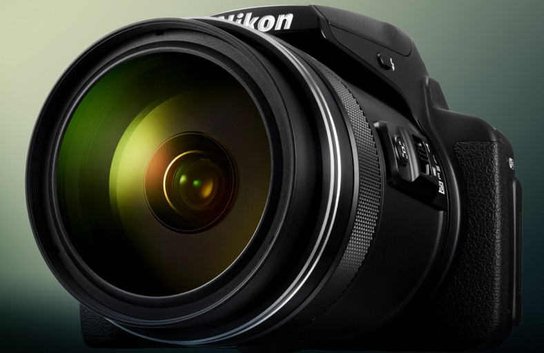 Nikon Coolpix P900 oferuje aż 83-krotny zoom, ale wiąże się to ze sporymi gabarytami aparatu