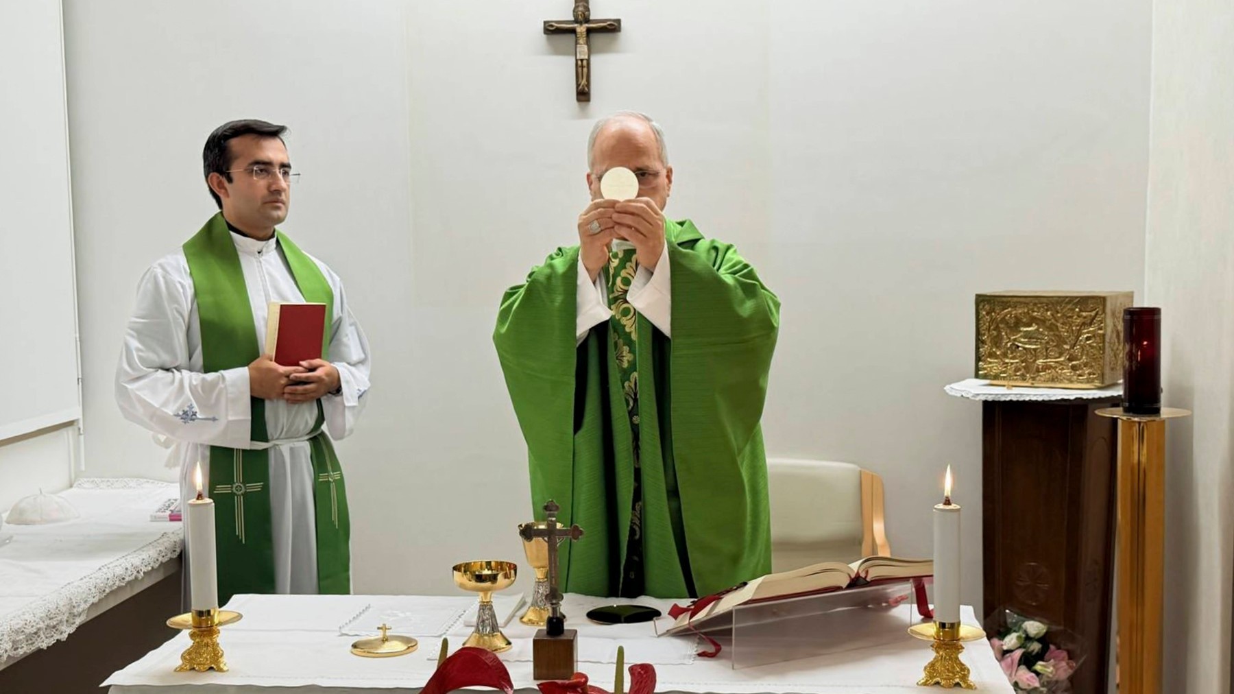 Primele imagini cu papa Leon al XIV-lea, după operația de cancer pulmonar. Suveranul pontif a oficiat o slujbă în spital