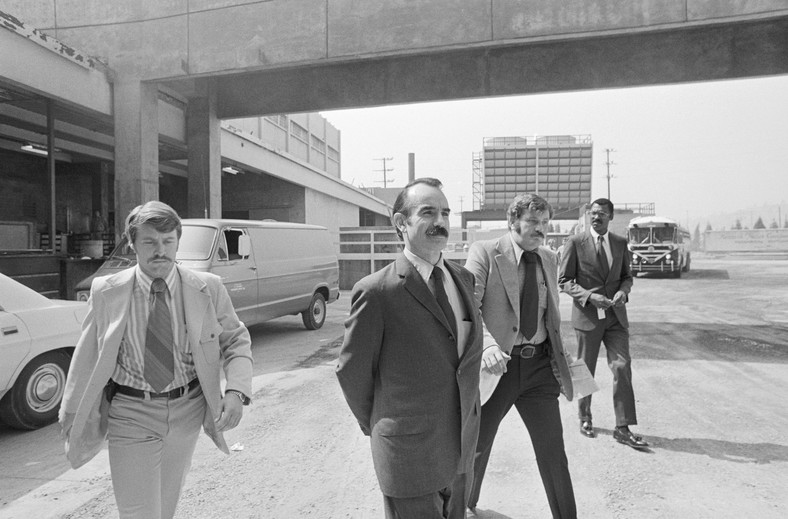 Zakuty w kajdanki G. Gordon Liddy (w środku) zmierza do więzienia hrabstwa Los Angeles, 19 września 1973 r.