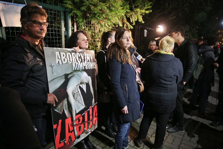 'Czarny protest' przed domem Jarosława Kaczyńskiego