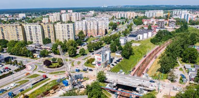 Rozbierają stary wiadukt w Tychach. Utrudnienia dla pieszych i podróżnych