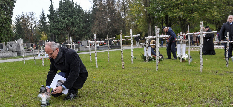 Ziemia z warszawskiej Łączki nagrodą od IPN za pomoc przy poszukiwaniu szczątków