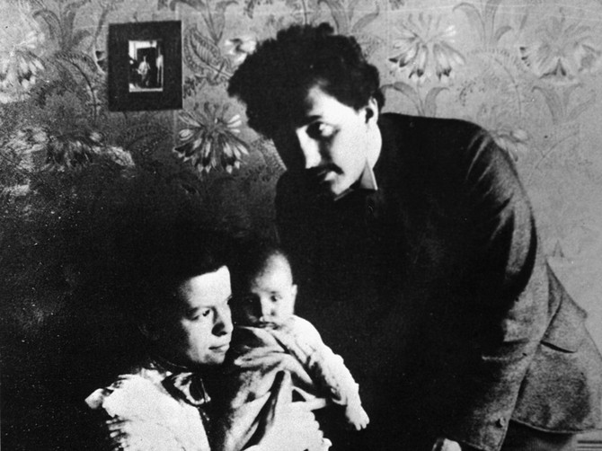 Mileva i Albert Ajnštajn sa sinom Hansom Albertom 1904. u Cirihu