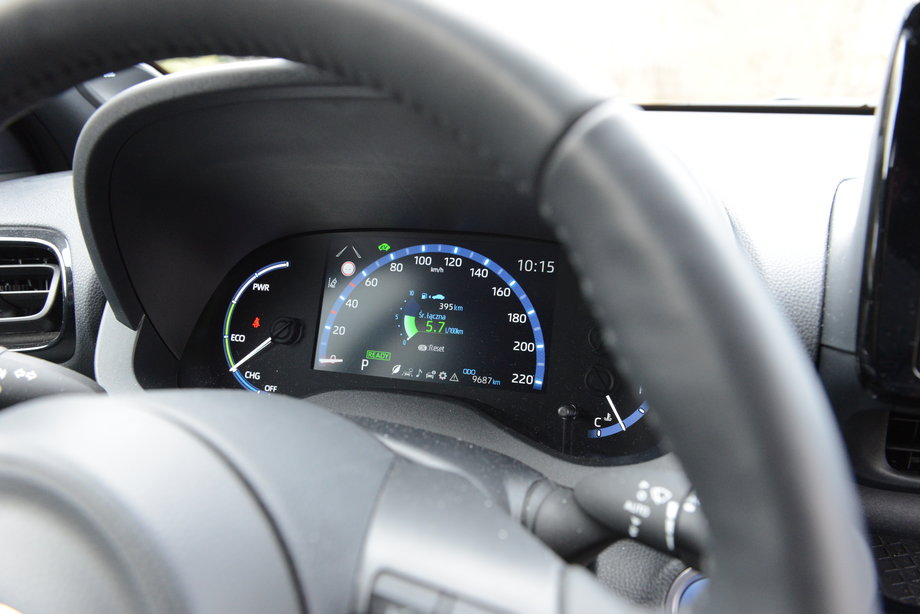 Toyota Yaris Cross zamiast tradycyjnych wskazówkowych "zegarów", wykorzystuje kolorowy ekran. Wyświetlane na nim wskazania są wyraźne i czytelne. Nie ma niestety zbyt wielkich możliwości zmian tego, co widzimy w tym miejscu.