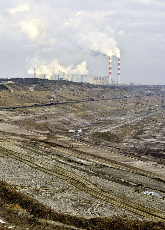 Odkrywkowa kopalnia węgla brunatnego i elektrownia w Bełchatowie, należące do grupy PGE (6). Fot. Bloomberg.