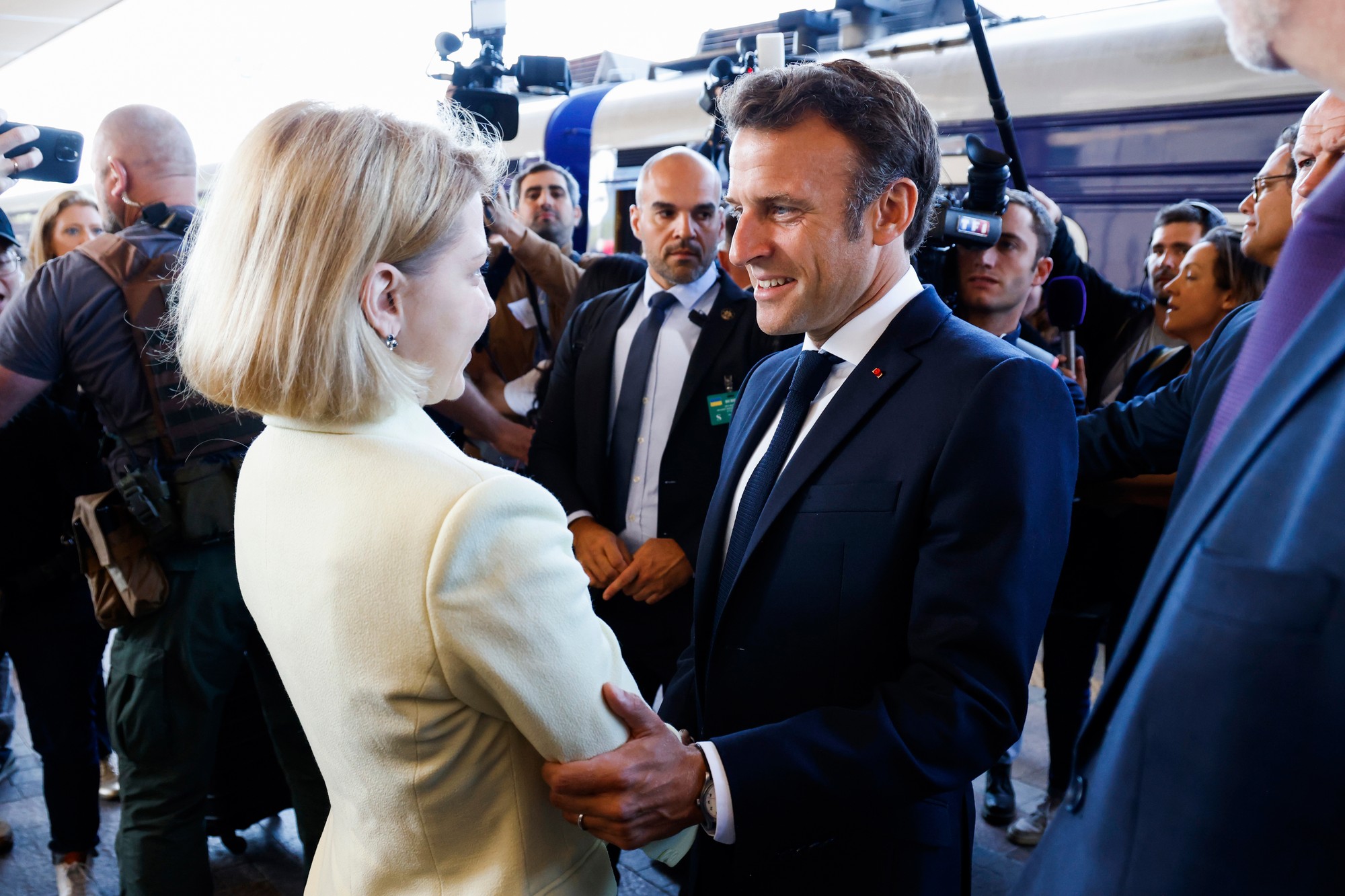 Francúzsky prezident Emmanuel Macron (vľavo) a ukrajinská vicepremiérka Iryna Vereščuková (vľavo) sa vítajú na železničnej stanici v Kyjeve.