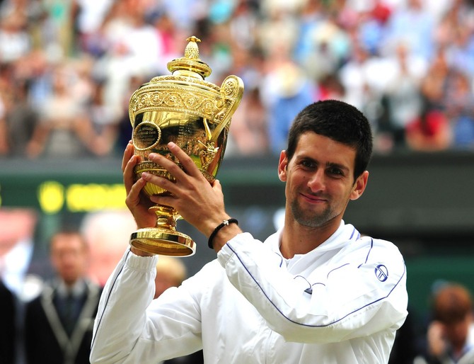Novak Đoković sa trofejem Vimbldona 2011. godine