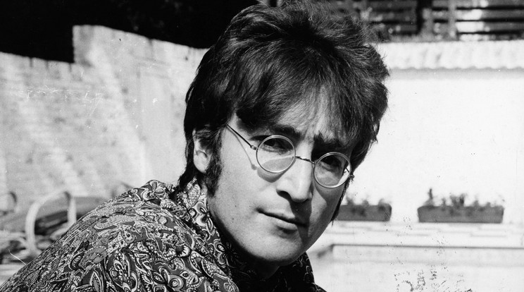 John Lennont a New York-i Dakota ház előtt lőtték hátba. Épp ötéves kisfiához igyekezett. / Fotó: Northfoto
