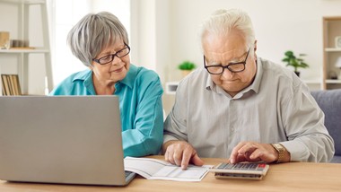 aktualne limity dorabiania do emerytury w 2026 roku. przekroczysz próg? zus wstrzyma lub całkowicie zawiesi wypłatę twojego świadczenia