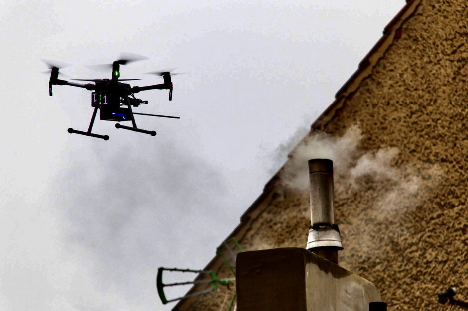 Drony kontrolują m.in. dym z komina