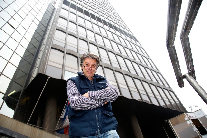 Upravnik Bojan Grbović ispred svoje druge kuće