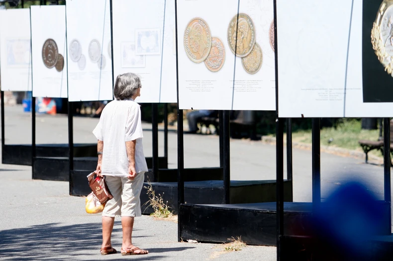 Zainteresovani prolaznici gledali panoe