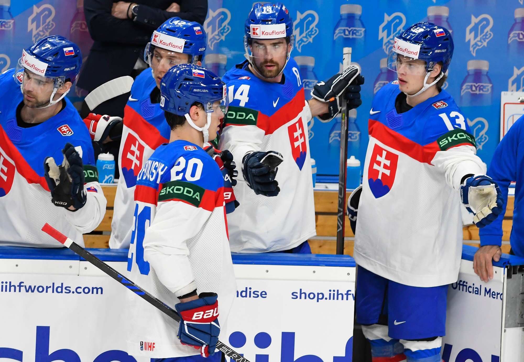 Slovenskí hokejisti zľava Mário Grman, Martin Fehérváry, Juraj Slafkovský, Peter Čerešňák a Františk Gajdoš sa tešia po strelení gólu.
