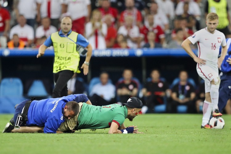 Portugalczycy nie potrafili usiedzieć na miejscu. Wbiegli na boisko. Na szczęście nie... nago