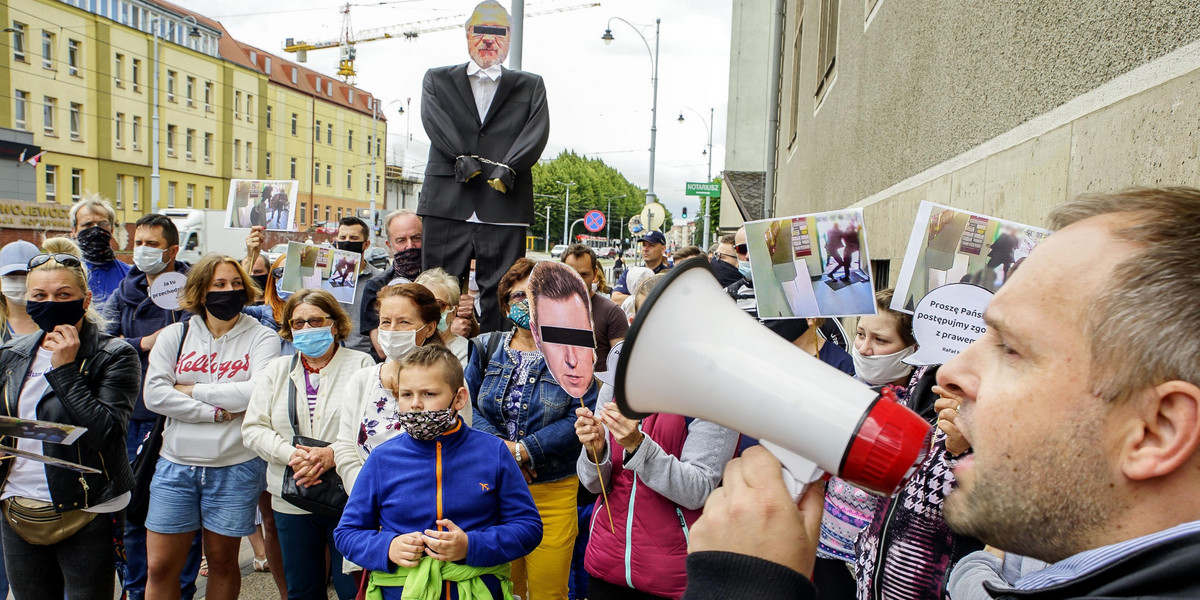 Poszkodowani przez SM Ujeścisko spółdzielcy protestowali przed sądem w Gdańsku