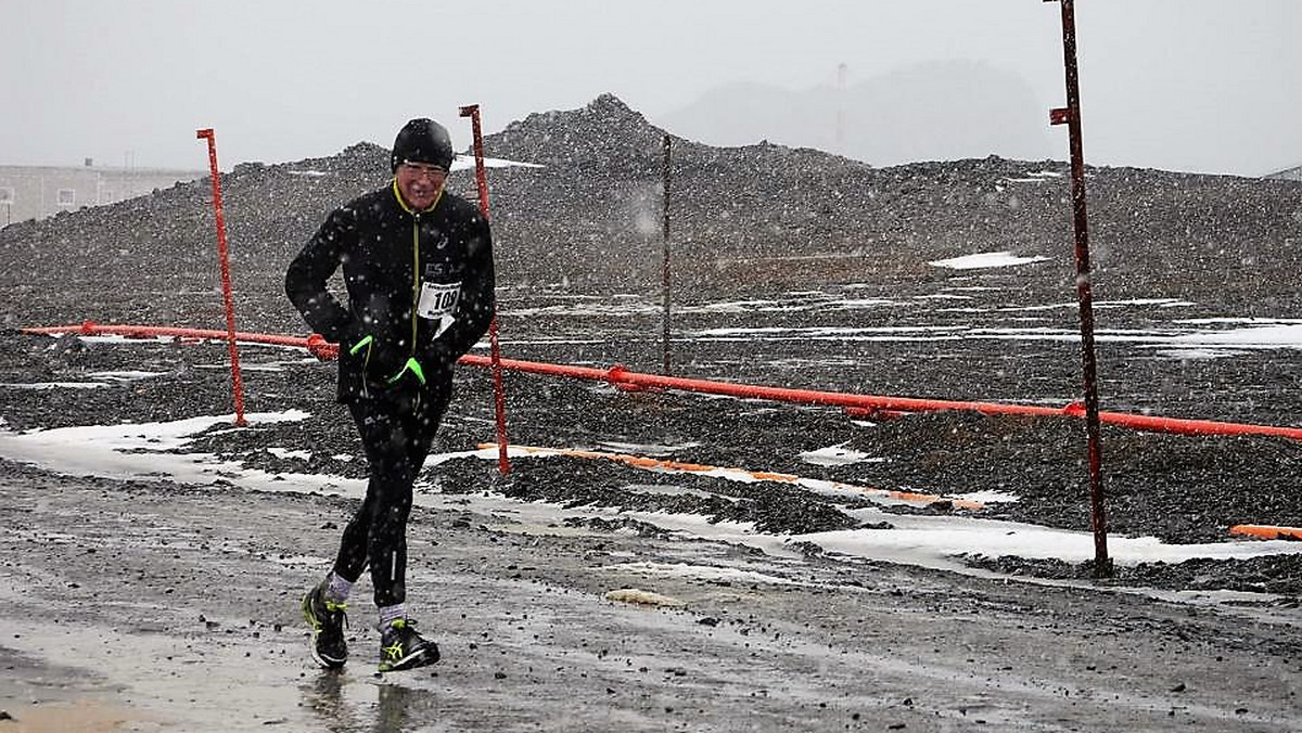 Profesor Jan Chmura ma prawie 70 lat i ciągle startuje w największych maratonach świata. W ciągu ośmiu lat startów zaliczył starty na każdym kontynencie ziemi i kilka razy dosłownie otarł się o śmierć. Ale biega dalej.