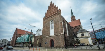 Dominikanin działał jak religijna sekta, wykorzystując studentki i zakonnice. Sąd właśnie obniżył mu wyrok za gwałt