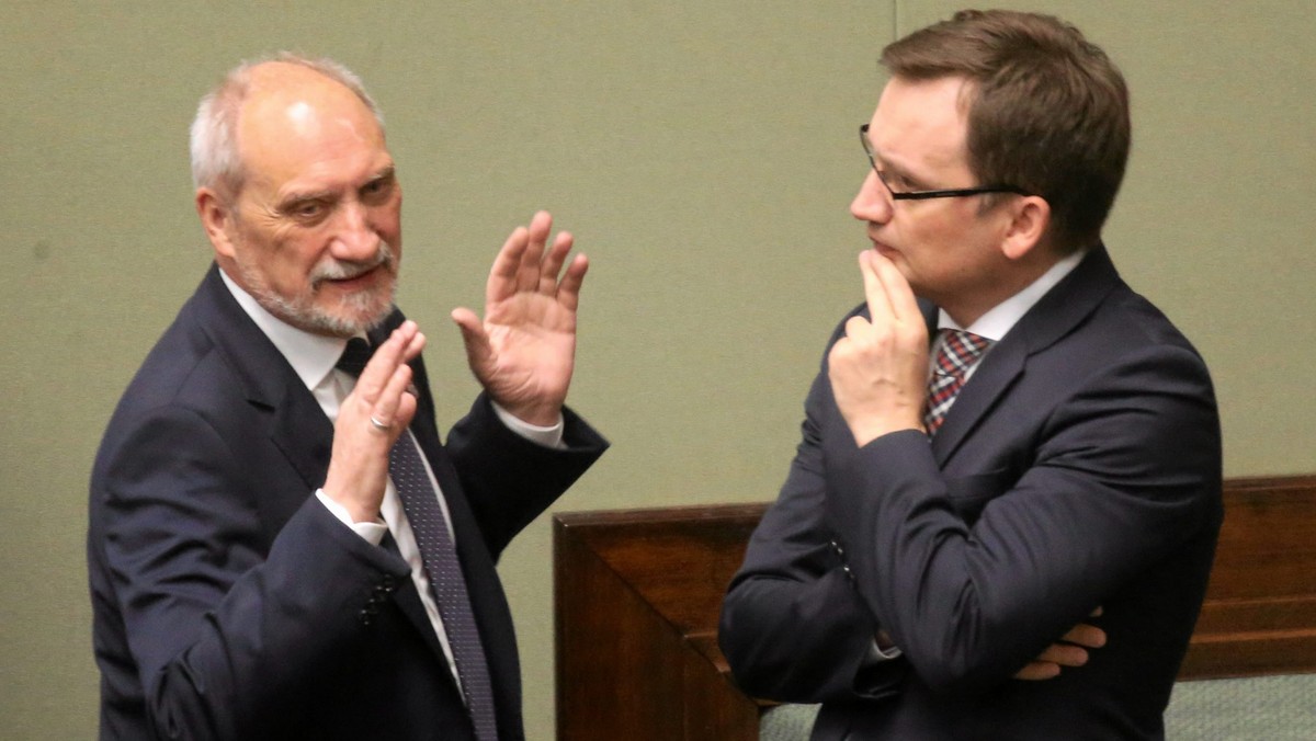 Szef MON i minister sprawiedliwości walczą o wpływy. Macierewicz próbuje pozbawić Ziobrę kontroli nad częścią wojskową prokuratury — wynika z ustaleń dziennikarzy Onetu Andrzeja Stankiewicza i Mateusza Baczyńskiego.