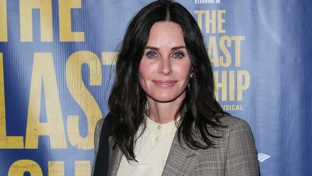 Courtney Cox odtworzyła kultową scenę z "Przyjaciół". Założyła indyka na głowę