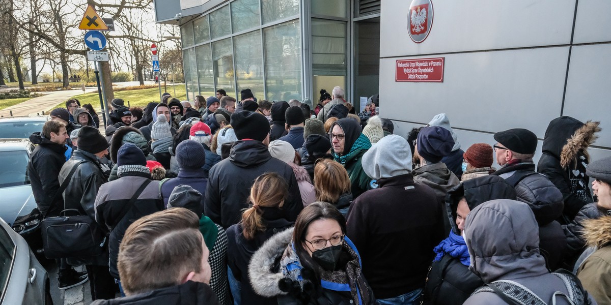 Przed biurem paszportowym w Poznaniu ustawiają się ogromne kolejki.