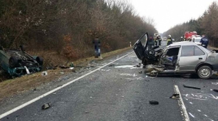 Rettenetesen összetörtek a kocsik /Fotó: police.hu