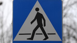 Korzystanie z telefonu podczas przechodzenia przez jezdnię. Kary mogą być jeszcze wyższe
