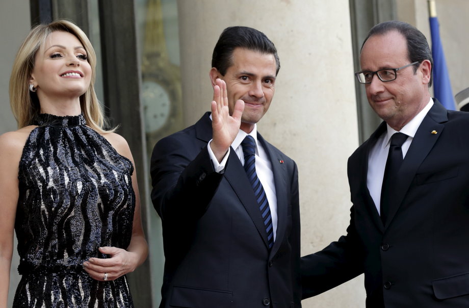 French President Francois Hollande welcoming Peña Nieto and his wife, Angelica Rivera, for a dinner at the Elysee Palace in Paris in 2015.