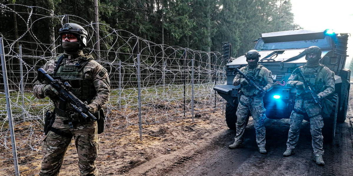 Granica z Białorusią jest pilnowana przez strażników granicznych, żołnierzy i policjantów.