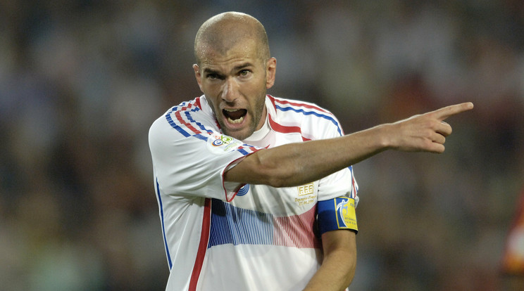 Lehet, hogy épp Zidane-tól leste el a mozdulatot a harmadosztályú focista /Fotó: Northfoto