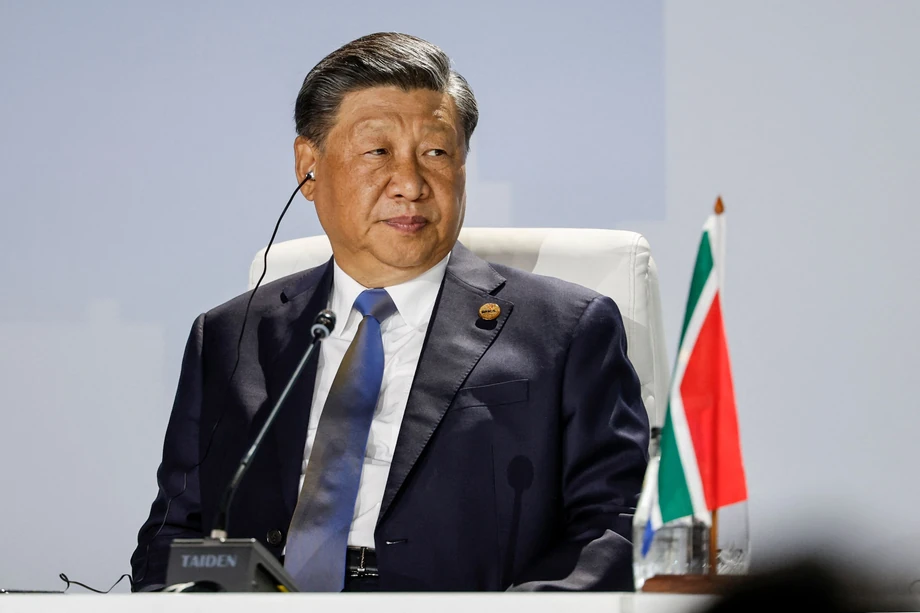 Przewodniczący Xi Jinping. W 2012 r. został sekretarzem generalnym Komunistycznej Partii Chin, rok później – przewodniczącym Chińskiej Republiki Ludowej. W 2018 r. magazyn „Forbes” umieścił go na pierwszym miejscu listy najbardziej wpływowych ludzi na świecie.