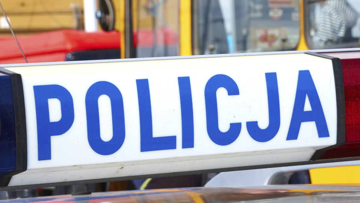 Policjanci z Prudnika zatrzymali 39-latka, jadącego kosiarką do trawy. Kierowca miał trzy promile alkoholu w wydychanym powietrzu. Grożą mu dwa lata pozbawienia wolności.