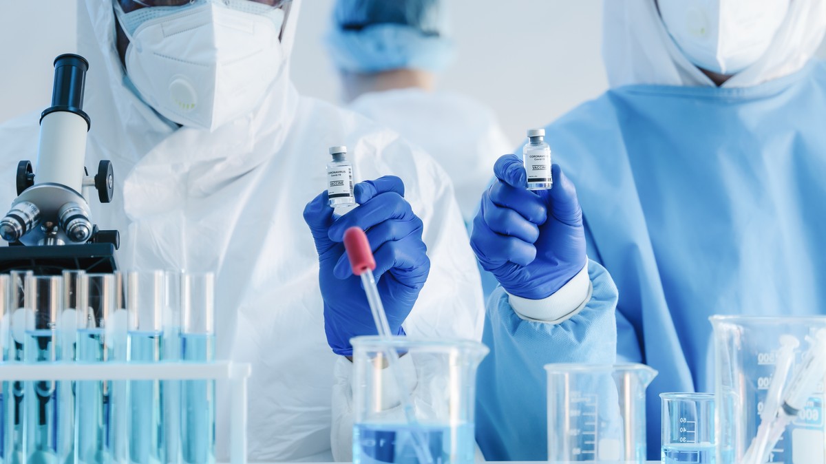 Szczepienie przeciwko grypie może przynieść korzyści osobom, które wahają się przed przyjęciem szczepionki przeciw COVID-19 ze względu na nową technologię produkcji.