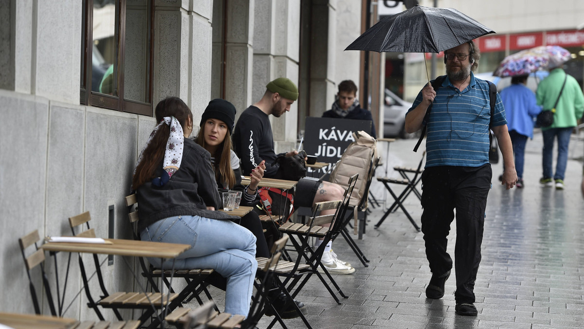 Czechy częściowo otworzyły restauracje po luzowaniu obostrzeń