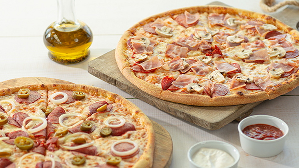Dobra pizza to nie tylko pełnia smaku i aromatu, ale także wysoka jakość składników, ich świeżość i chrupkość. Jak wchodząc do pizzerii zyskać pewność, że serwuje ona najlepszą pizzę? Co w menu powinno zwrócić naszą uwagę? Jak poznać jakość sosów, ciasta i sera na pizzy? W jakich sieciach pizzerii można kupić pyszną pizzę wysokiej jakości?