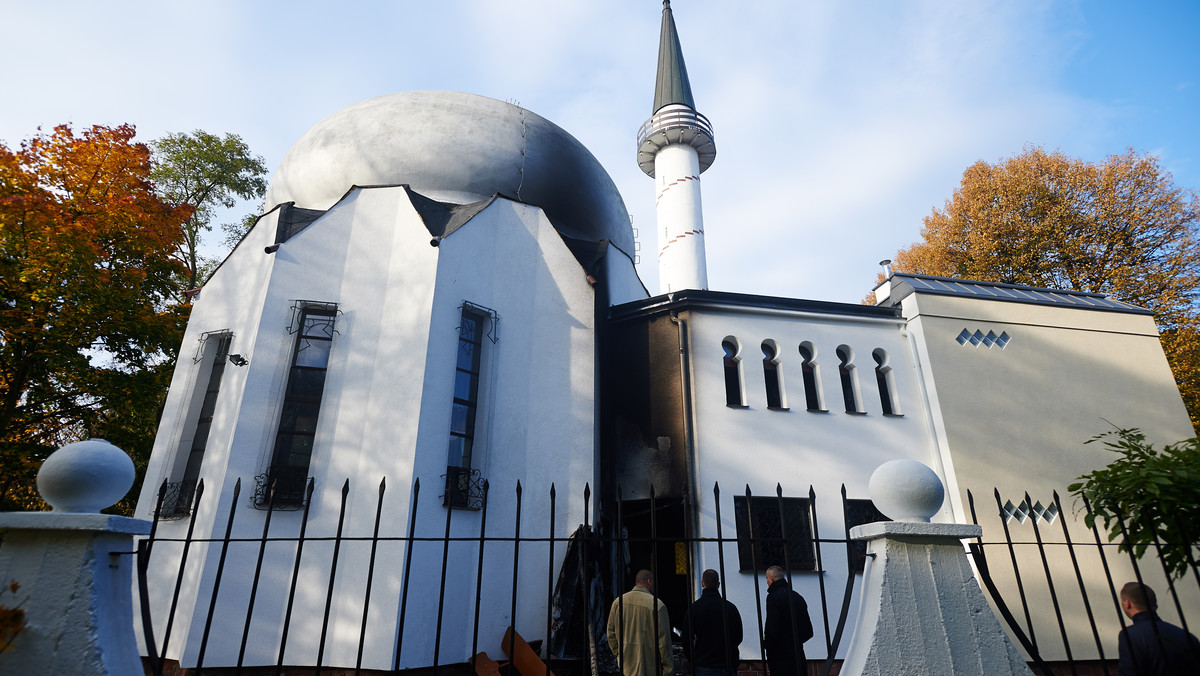 W ciągu tygodnia w pobliżu meczetu w Gdańsku zostanie zamontowany monitoring – poinformował imam Muzułmańskiej Gminy Wyznaniowej. Do tego czasu rejon świątyni, którą w środę próbowano podpalić, będzie nadzorowany przez policję. Gmina otrzymuje setki ofert pomocy.