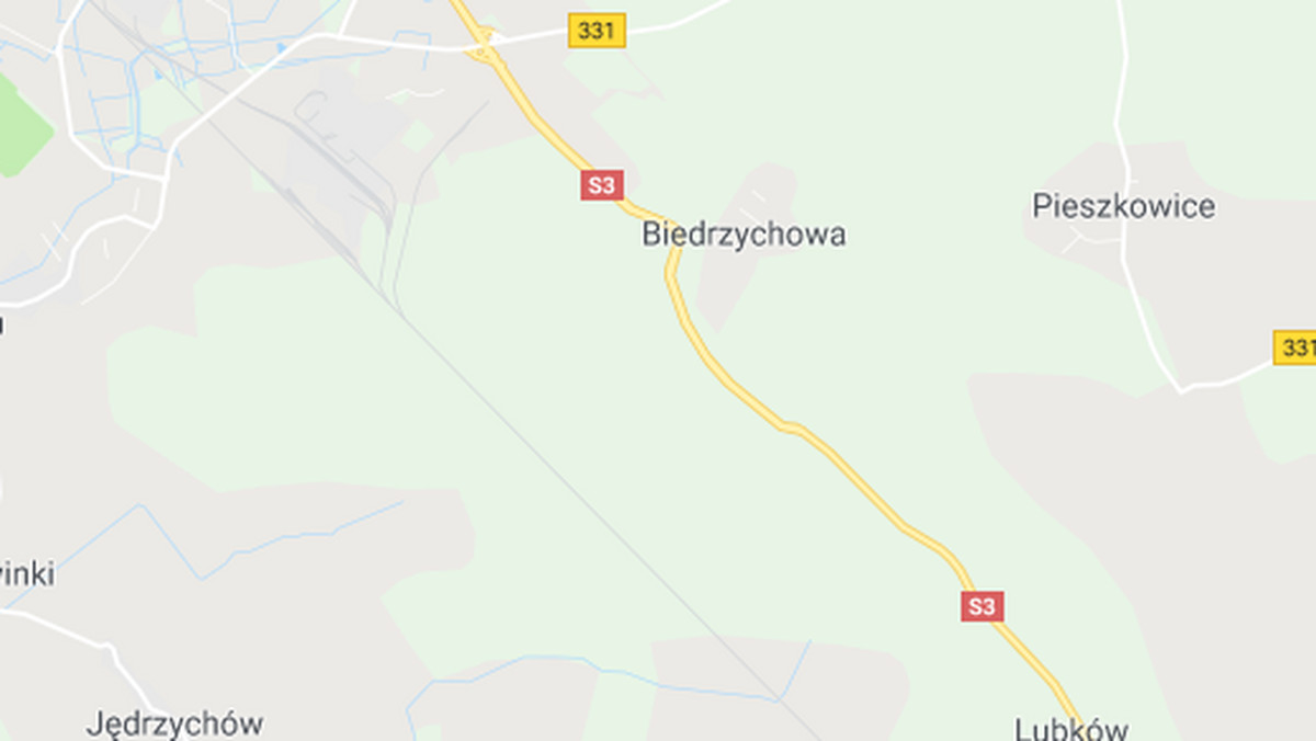 Trasa S3 pomiędzy Lubinem a Polkowicami jest zablokowana po wypadku. W miejscowości Biedrzychowa zderzyła się ciężarówka z autobusem. Nie ma informacji o rannych.