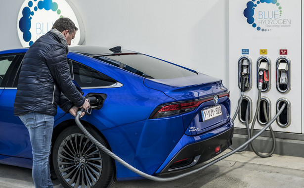 Toyota Mirai to samochód elektryczny, który w ogniwach paliwowych przetwarza wodór na prąd