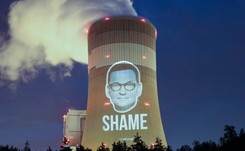 Napis 'wstyd' i twarz premiera na kominie elektrowni w Bełchatowie. Tak protestuje Greenpeace