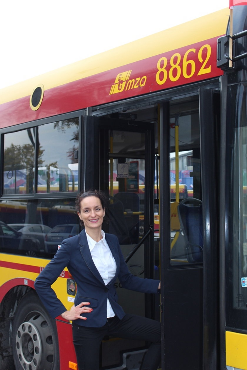 31-letnia Marta Brzozowska - oto setna kobieta za kierownicą autobusu